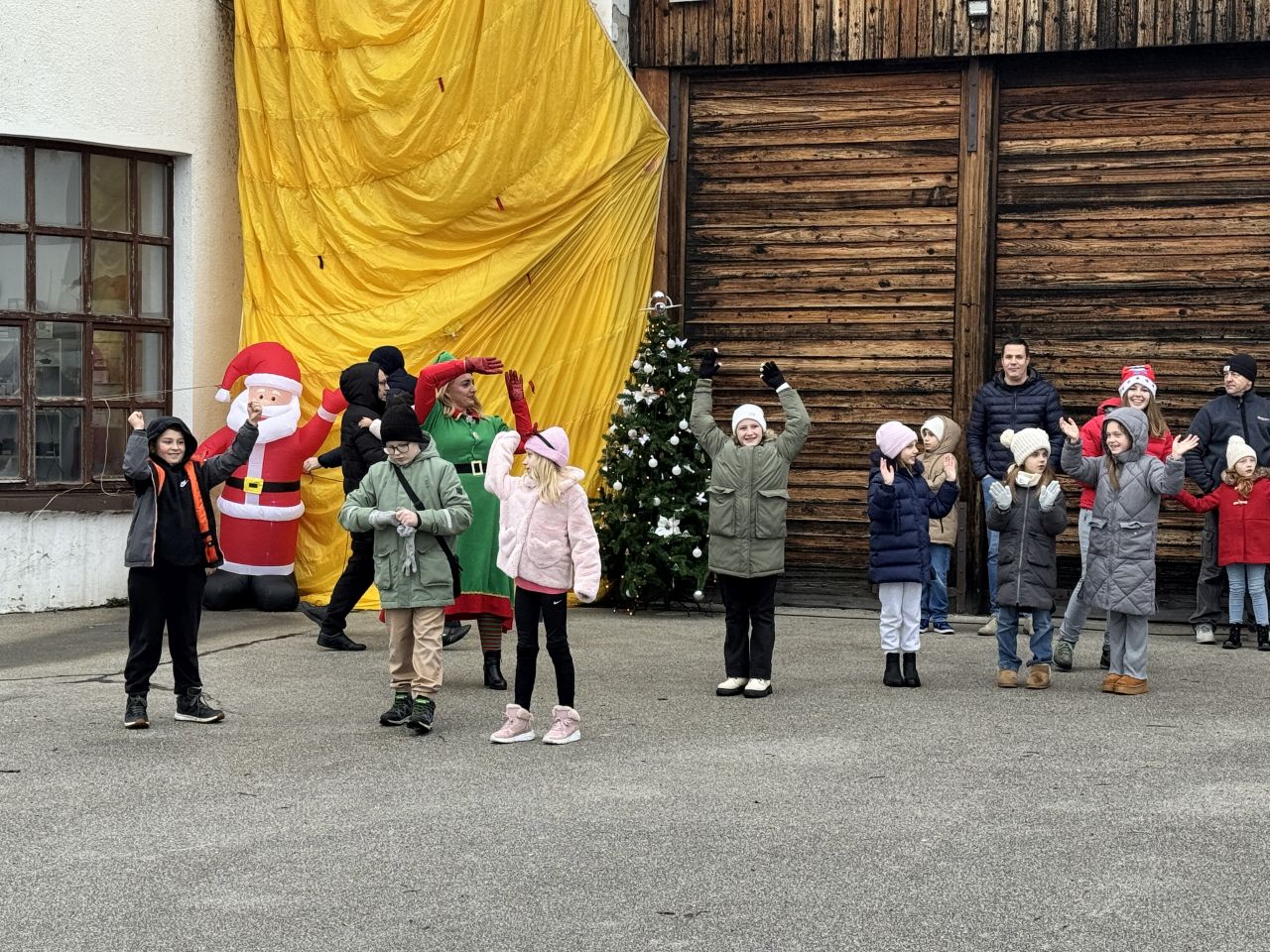 PRIBISLAVEC Djed Mraz sletio avionom i priredio nezaboravno blagdansko slavlje (25)