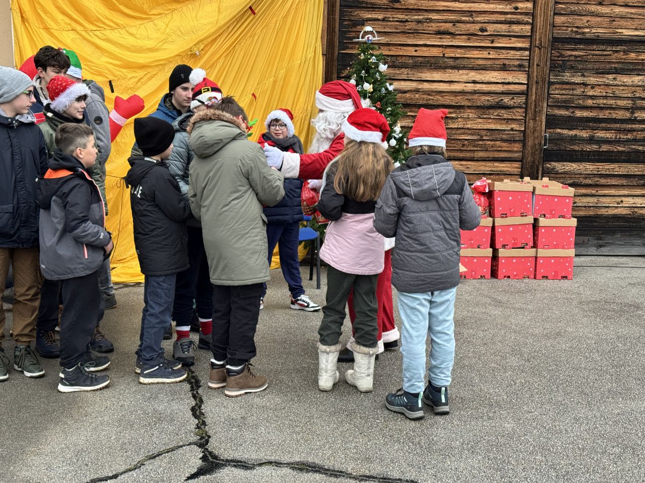 PRIBISLAVEC Djed Mraz sletio avionom i priredio nezaboravno blagdansko slavlje (3)