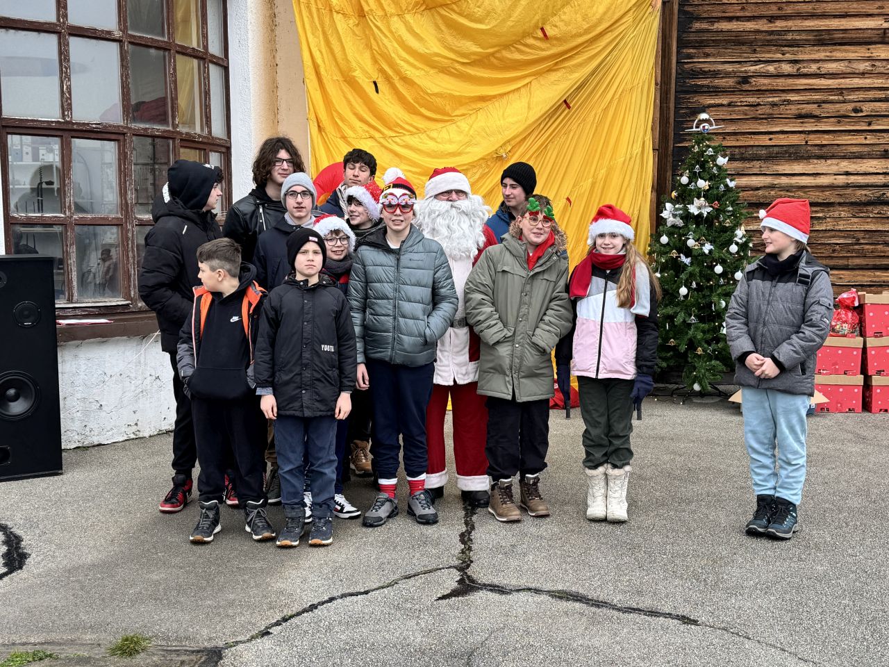 PRIBISLAVEC Djed Mraz sletio avionom i priredio nezaboravno blagdansko slavlje (34)