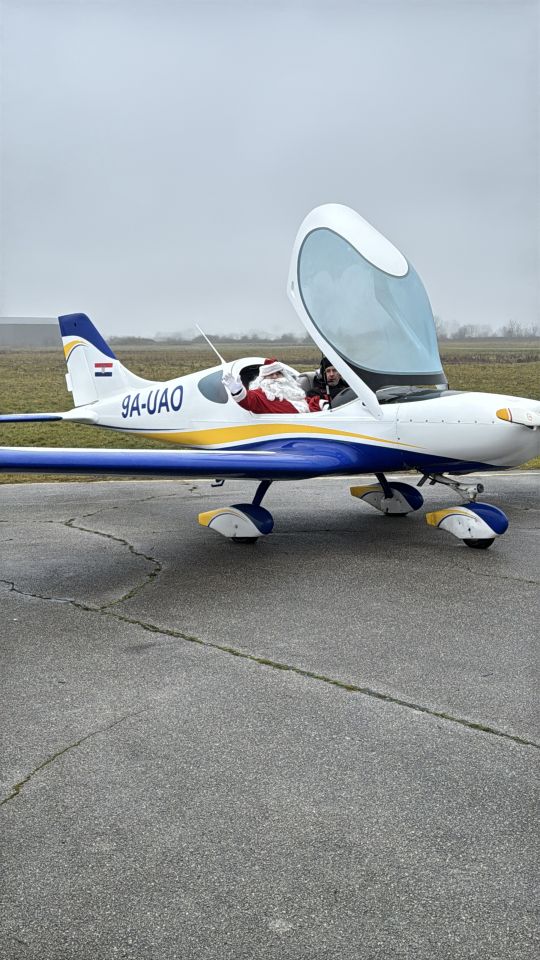 PRIBISLAVEC Djed Mraz sletio avionom i priredio nezaboravno blagdansko slavlje (38)
