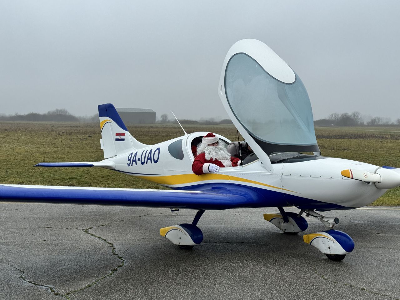 PRIBISLAVEC Djed Mraz sletio avionom i priredio nezaboravno blagdansko slavlje (40)