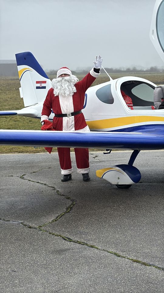 PRIBISLAVEC Djed Mraz sletio avionom i priredio nezaboravno blagdansko slavlje (42)