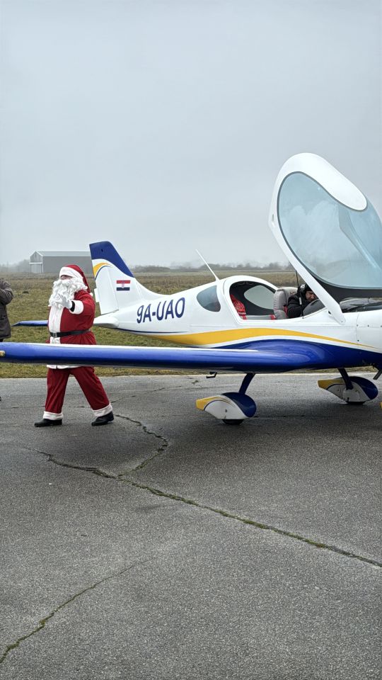 PRIBISLAVEC Djed Mraz sletio avionom i priredio nezaboravno blagdansko slavlje (43)
