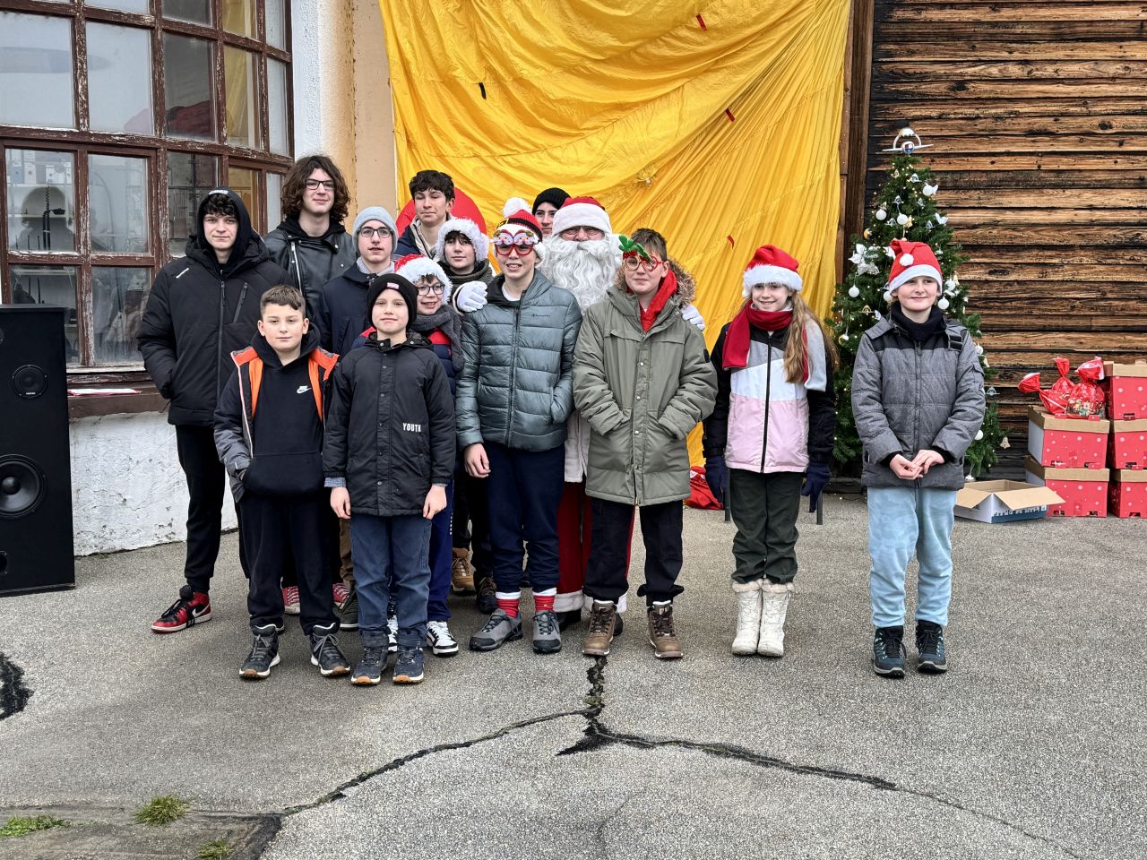 PRIBISLAVEC Djed Mraz sletio avionom i priredio nezaboravno blagdansko slavlje (48)