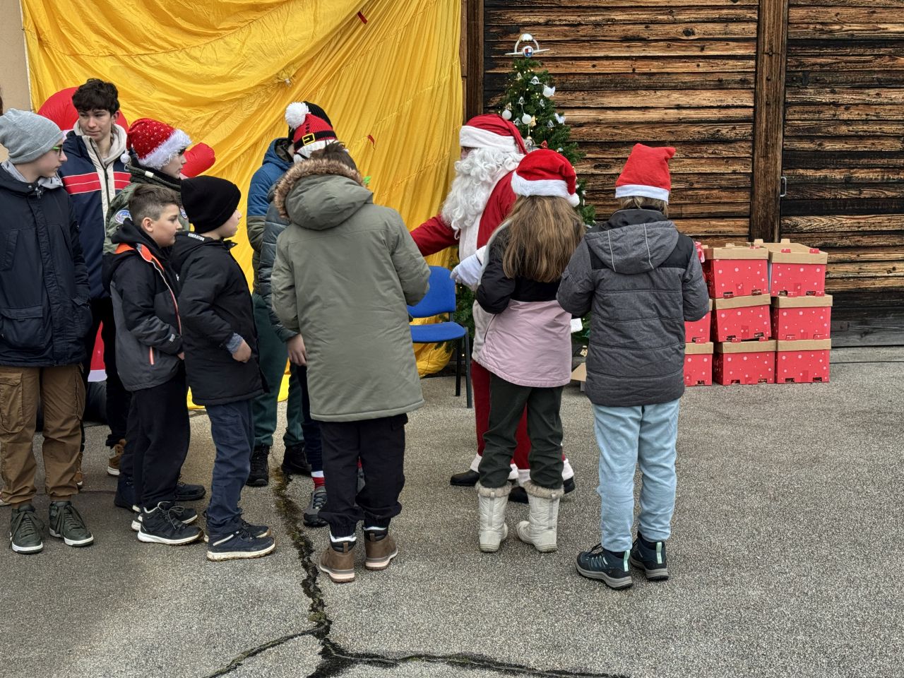 PRIBISLAVEC Djed Mraz sletio avionom i priredio nezaboravno blagdansko slavlje (49)