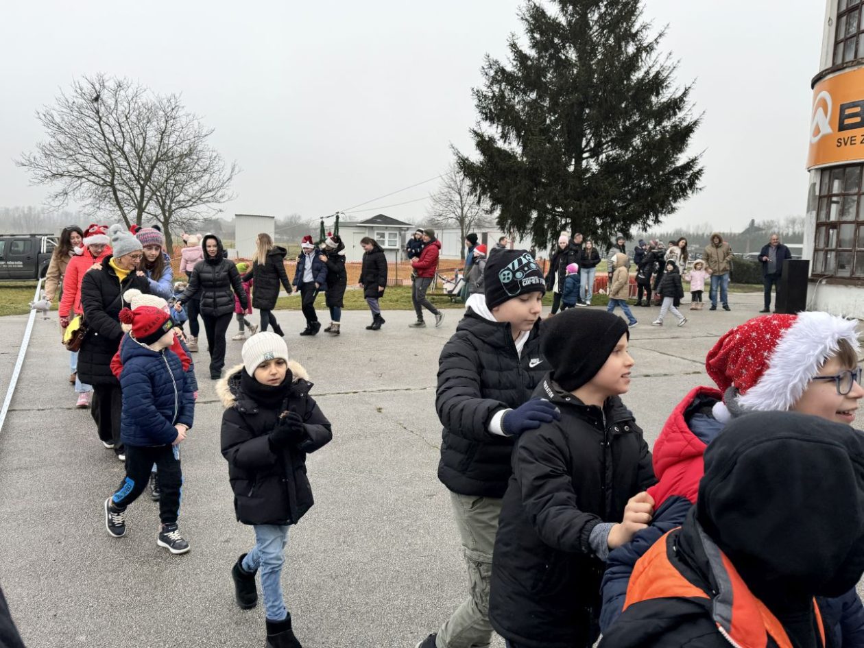 PRIBISLAVEC Djed Mraz sletio avionom i priredio nezaboravno blagdansko slavlje (5) PRIBISLAVEC Djed Mraz sletio avionom i priredio nezaboravno blagdansko slavlje (5)
