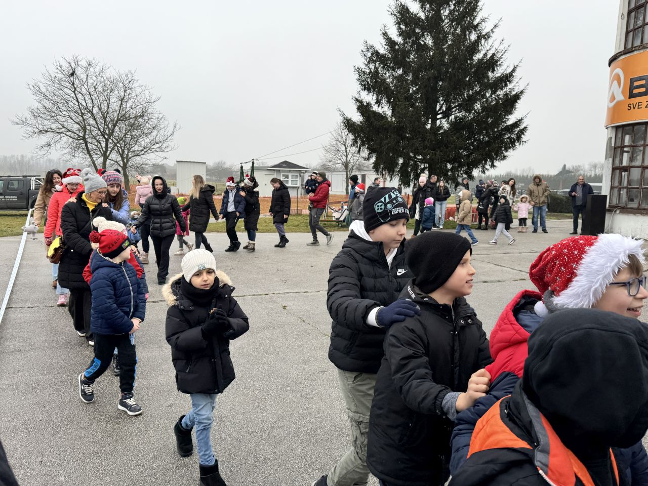PRIBISLAVEC Djed Mraz sletio avionom i priredio nezaboravno blagdansko slavlje (5)