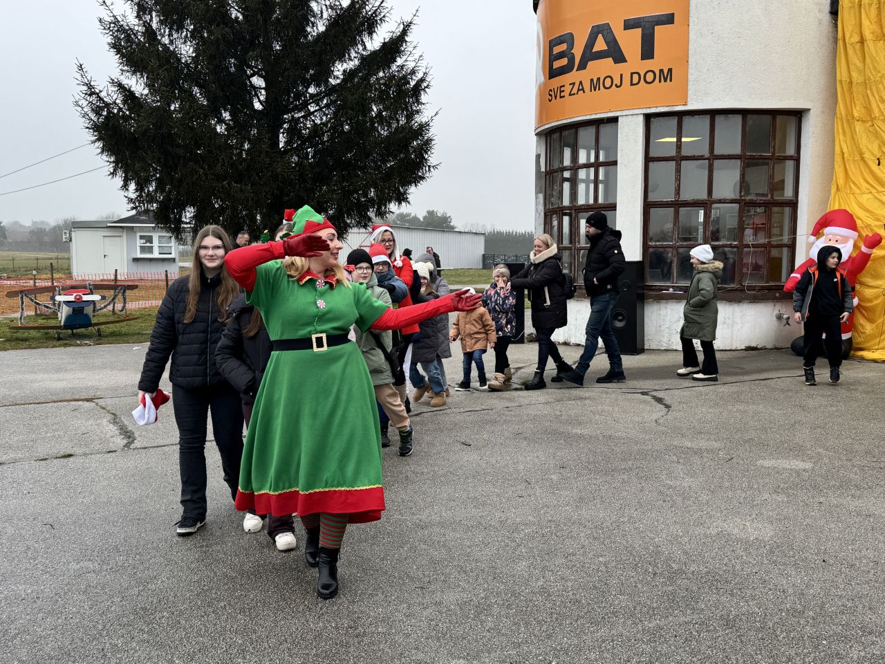 PRIBISLAVEC Djed Mraz sletio avionom i priredio nezaboravno blagdansko slavlje (50)