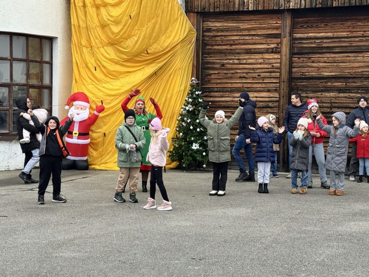 PRIBISLAVEC Djed Mraz sletio avionom i priredio nezaboravno blagdansko slavlje (53) PRIBISLAVEC Djed Mraz sletio avionom i priredio nezaboravno blagdansko slavlje (53)