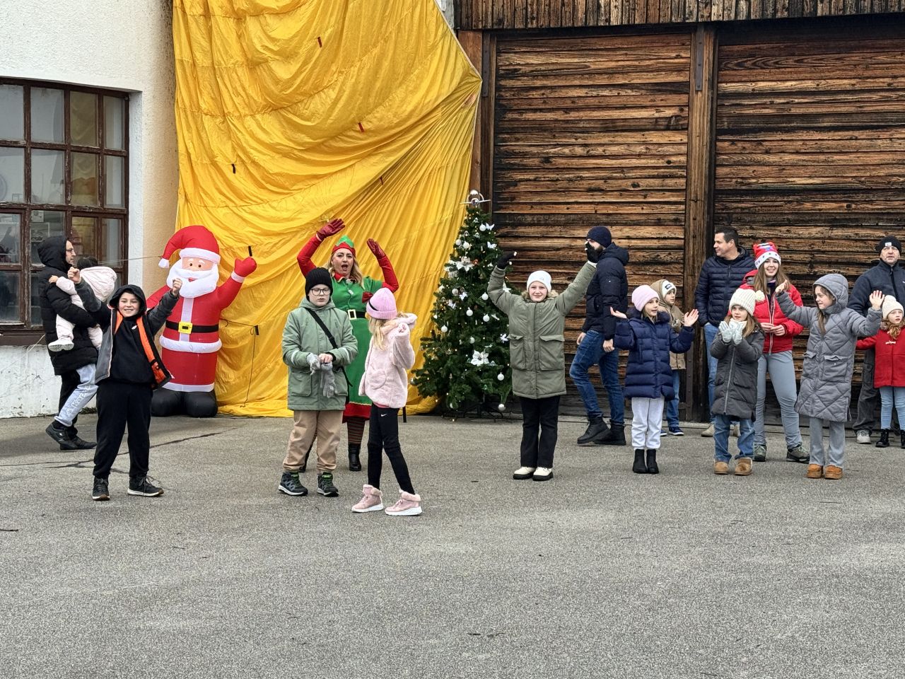 PRIBISLAVEC Djed Mraz sletio avionom i priredio nezaboravno blagdansko slavlje (53)