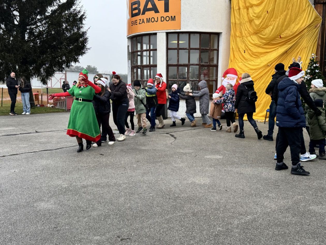 PRIBISLAVEC Djed Mraz sletio avionom i priredio nezaboravno blagdansko slavlje (8) PRIBISLAVEC Djed Mraz sletio avionom i priredio nezaboravno blagdansko slavlje (8)