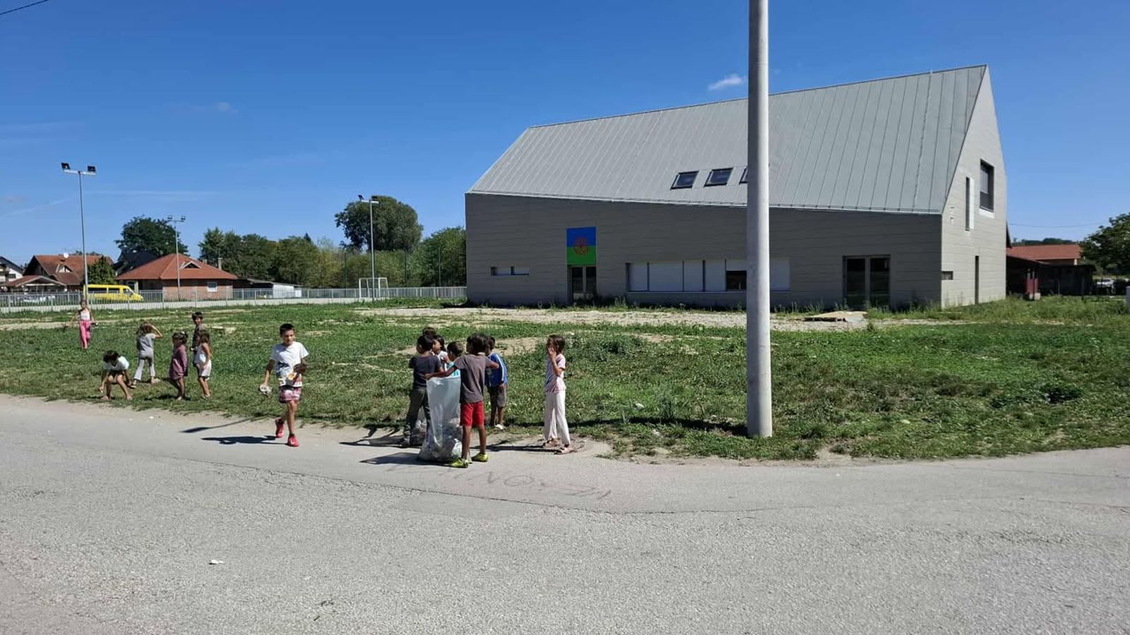 PRIMJER DRUGIMA Neven i djeca Paraga očistili naselje “Trudimo se da nam mjesto bude ljepše i ugodnije” (5) PRIMJER DRUGIMA Neven i djeca Paraga očistili naselje “Trudimo se da nam mjesto bude ljepše i ugodnije” (5)