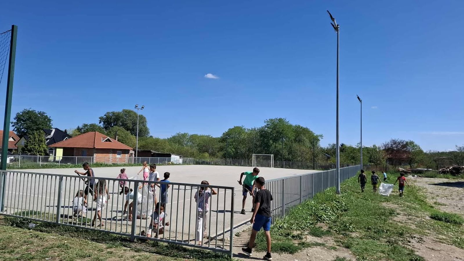 PRIMJER DRUGIMA Neven i djeca Paraga očistili naselje “Trudimo se da nam mjesto bude ljepše i ugodnije” (7) PRIMJER DRUGIMA Neven i djeca Paraga očistili naselje “Trudimo se da nam mjesto bude ljepše i ugodnije” (7)