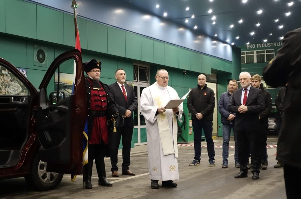 PRIMOPREDAJA I BLAGOSLOV Zrinska garda Čakovec dobila novo kombi vozilo (2) PRIMOPREDAJA I BLAGOSLOV Zrinska garda Čakovec dobila novo kombi vozilo (2)