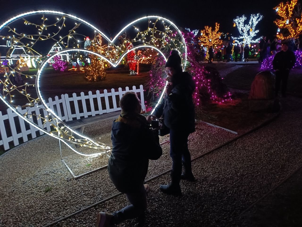 PROSIDBA MEĐU LAMPICAMA Josip Novak iz Domašinca zaprosio Josh Ann Barcelon iz Filipina (4) PROSIDBA MEĐU LAMPICAMA Josip Novak iz Domašinca zaprosio Josh Ann Barcelon iz Filipina (4)