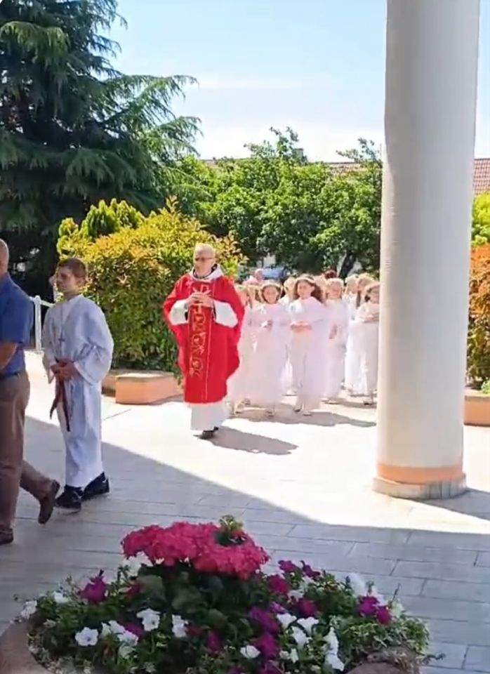 PRVA PRIČEST U čakovečkoj crkvi Svetog Antuna 38 prvopričesnika primilo sakrament (3)