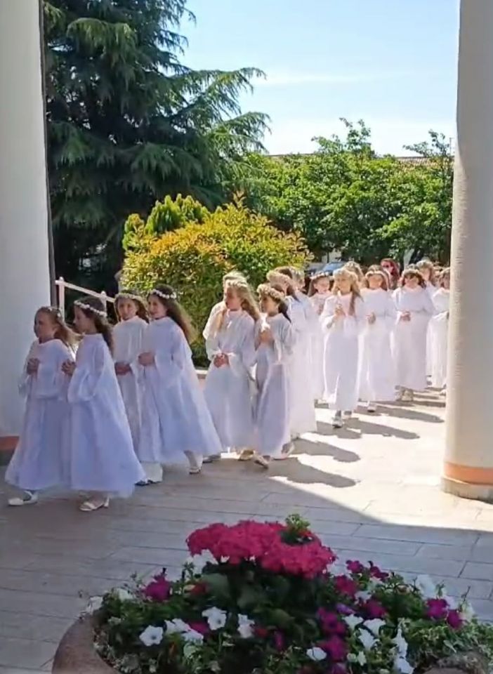 PRVA PRIČEST U čakovečkoj crkvi Svetog Antuna 38 prvopričesnika primilo sakrament (4)