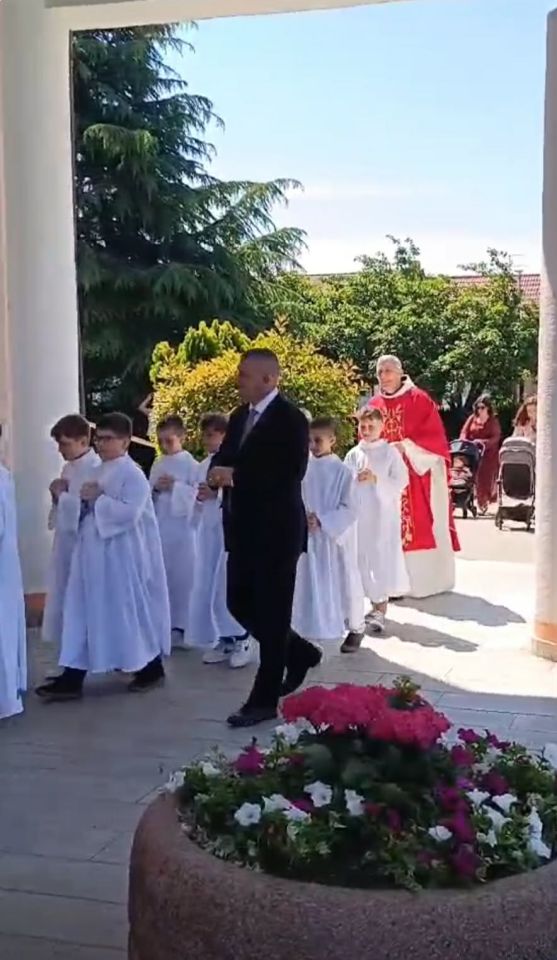 PRVA PRIČEST U čakovečkoj crkvi Svetog Antuna 38 prvopričesnika primilo sakrament (7)