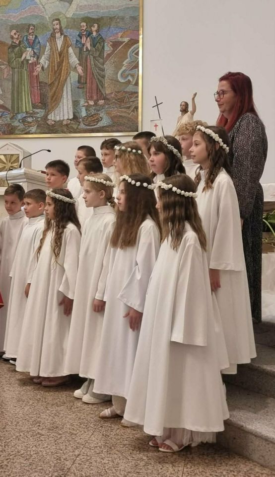 PRVA PRIČEST U čakovečkoj crkvi Svetog Antuna 38 prvopričesnika primilo sakrament (8)