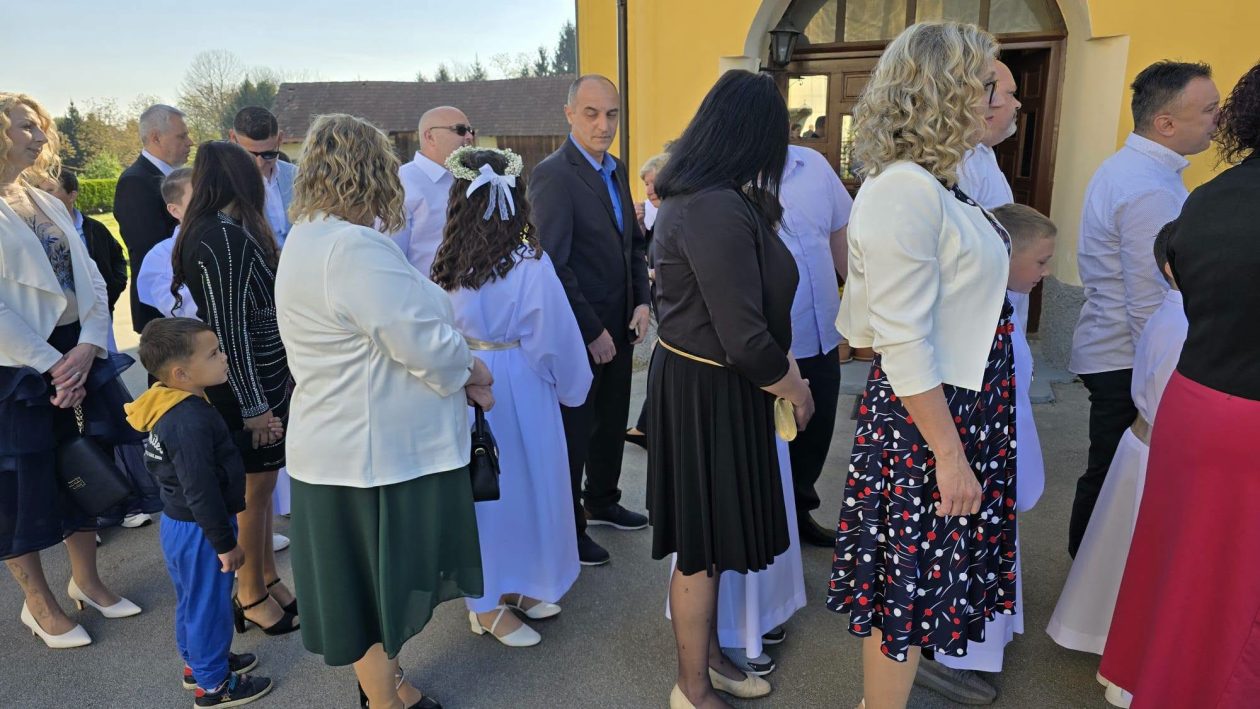 PRVOPRIČESNICI Sveta pričest u Donjem Vidovcu dan ispunjen radošću i ponosom (4)