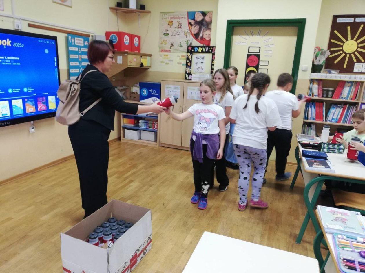 PŠ GARDINOVEC Poklon s potpisom Učenici dobili bočice s imenom škole! (1)