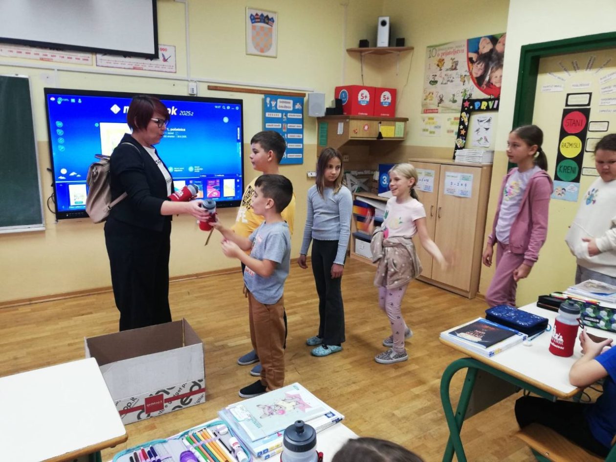 PŠ GARDINOVEC Poklon s potpisom Učenici dobili bočice s imenom škole! (2)