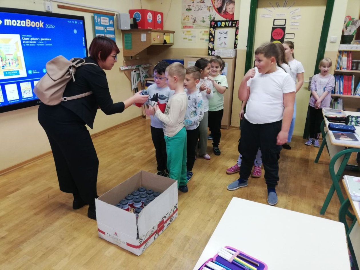 PŠ GARDINOVEC Poklon s potpisom Učenici dobili bočice s imenom škole! (3)