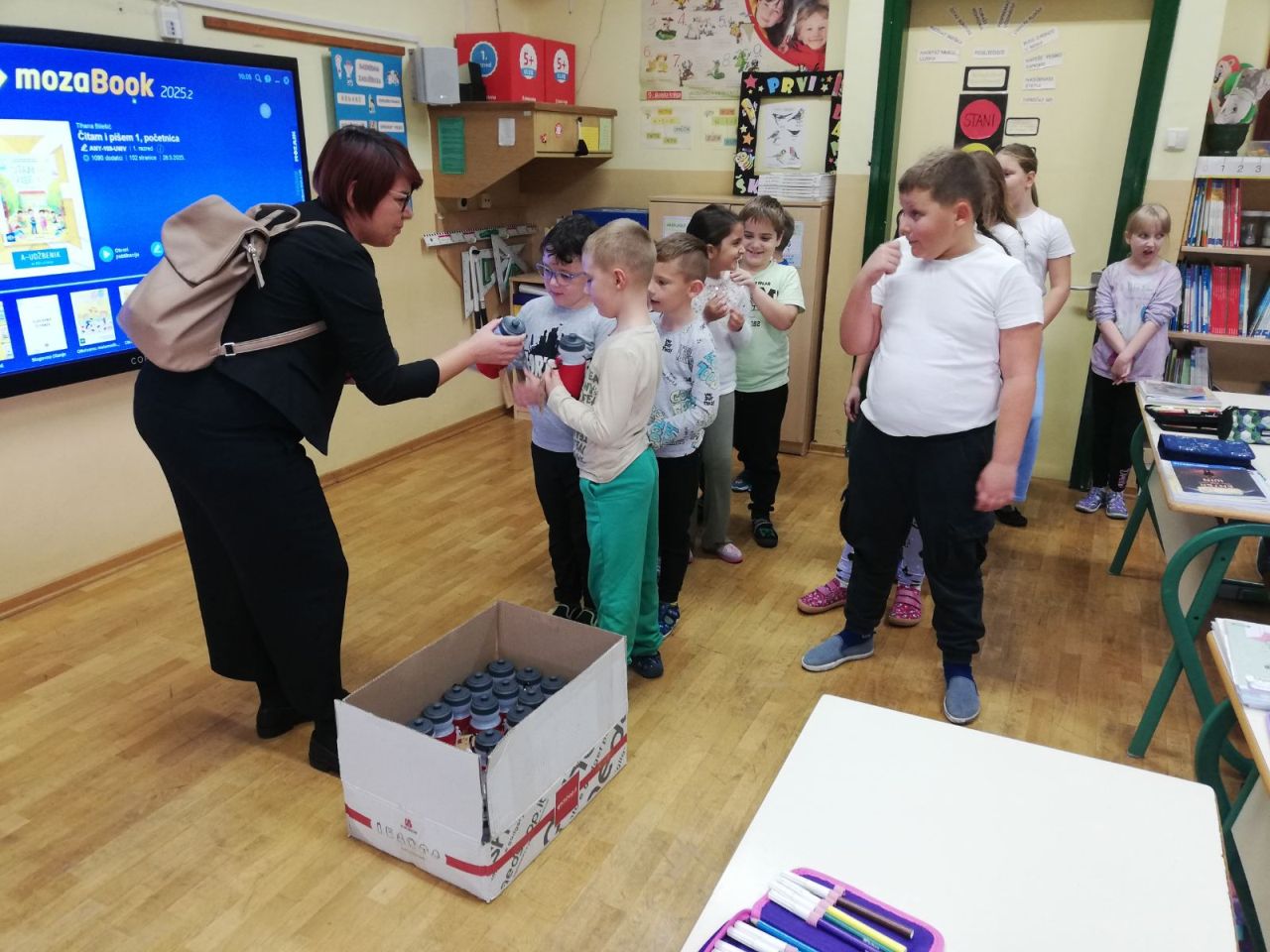 PŠ GARDINOVEC Poklon s potpisom Učenici dobili bočice s imenom škole! (3) PŠ GARDINOVEC Poklon s potpisom Učenici dobili bočice s imenom škole! (3)