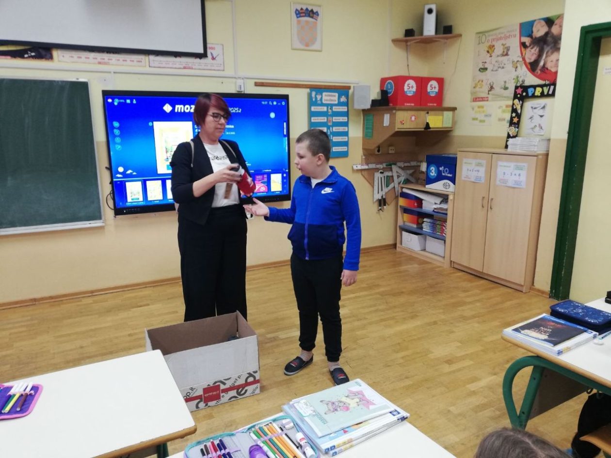 PŠ GARDINOVEC Poklon s potpisom Učenici dobili bočice s imenom škole! (4)