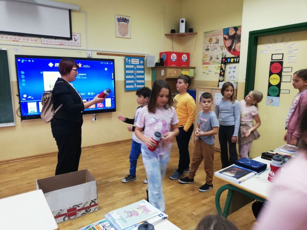 PŠ GARDINOVEC Poklon s potpisom Učenici dobili bočice s imenom škole! (5)