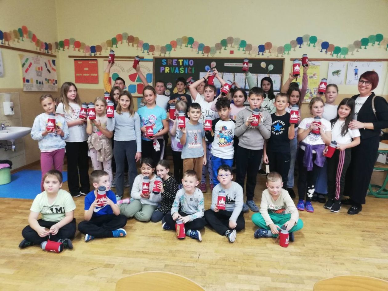 PŠ GARDINOVEC Poklon s potpisom Učenici dobili bočice s imenom škole! (6)