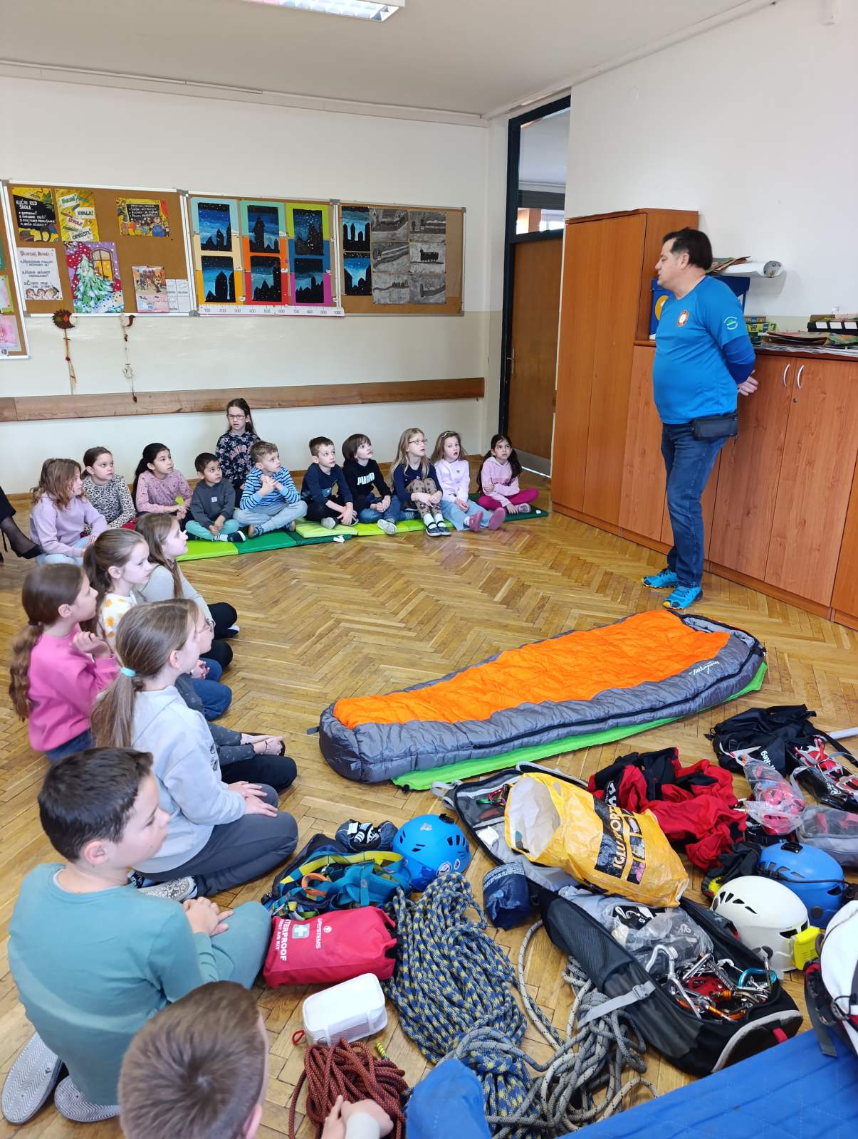 PŠ PEKLENICA Učenici upoznali planinarsku opremu i prve korake u prirodi (1) PŠ PEKLENICA Učenici upoznali planinarsku opremu i prve korake u prirodi (1)