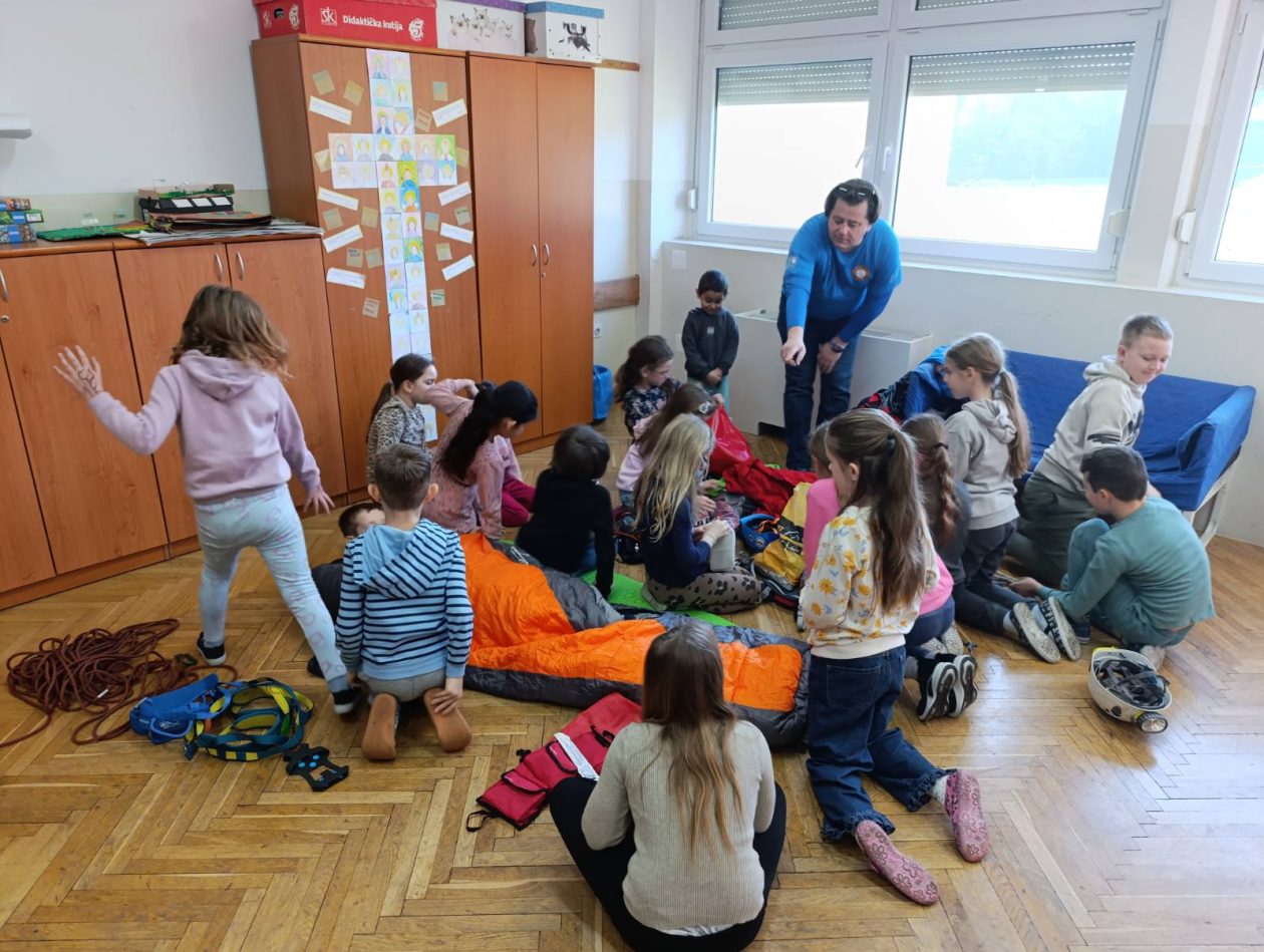 PŠ PEKLENICA Učenici upoznali planinarsku opremu i prve korake u prirodi (10) PŠ PEKLENICA Učenici upoznali planinarsku opremu i prve korake u prirodi (10)