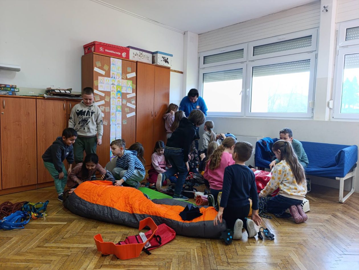PŠ PEKLENICA Učenici upoznali planinarsku opremu i prve korake u prirodi (12) PŠ PEKLENICA Učenici upoznali planinarsku opremu i prve korake u prirodi (12)