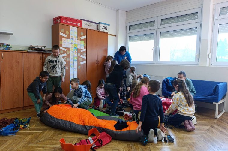 PŠ PEKLENICA Učenici upoznali planinarsku opremu i prve korake u prirodi (12)