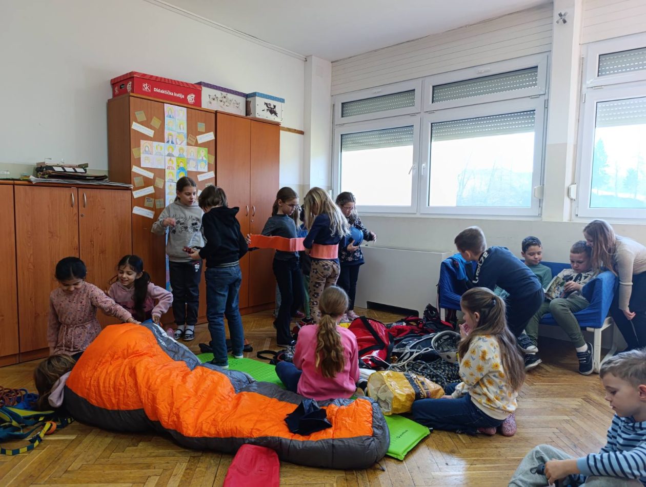 PŠ PEKLENICA Učenici upoznali planinarsku opremu i prve korake u prirodi (14) PŠ PEKLENICA Učenici upoznali planinarsku opremu i prve korake u prirodi (14)