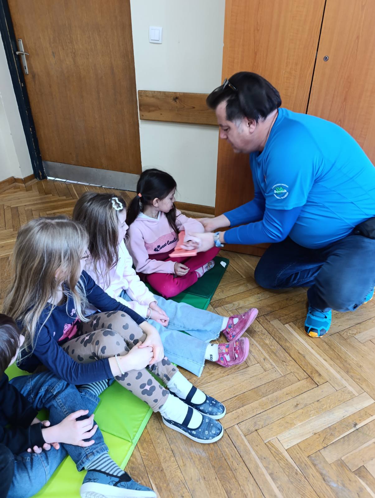 PŠ PEKLENICA Učenici upoznali planinarsku opremu i prve korake u prirodi (2) PŠ PEKLENICA Učenici upoznali planinarsku opremu i prve korake u prirodi (2)