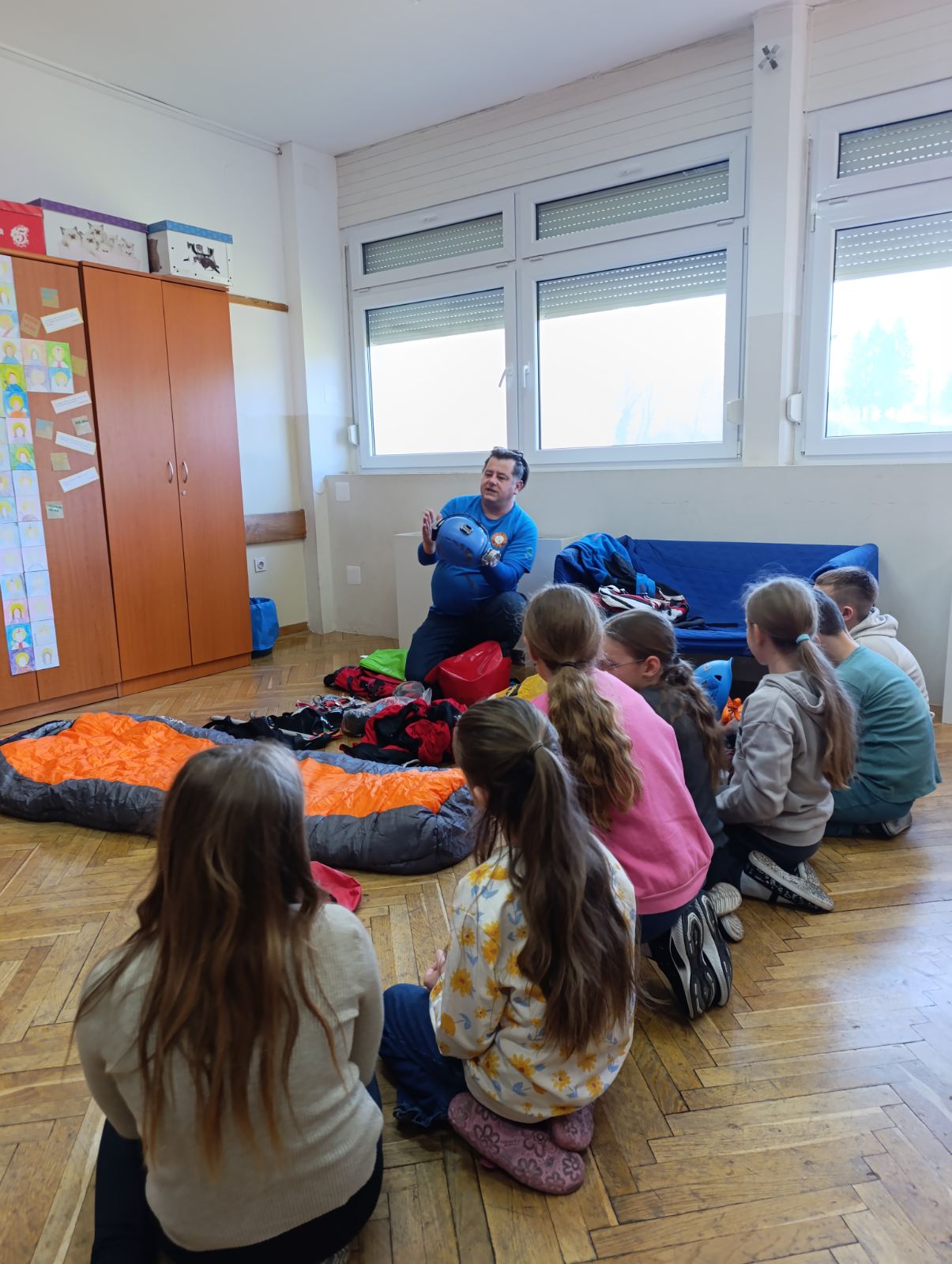 PŠ PEKLENICA Učenici upoznali planinarsku opremu i prve korake u prirodi (3) PŠ PEKLENICA Učenici upoznali planinarsku opremu i prve korake u prirodi (3)