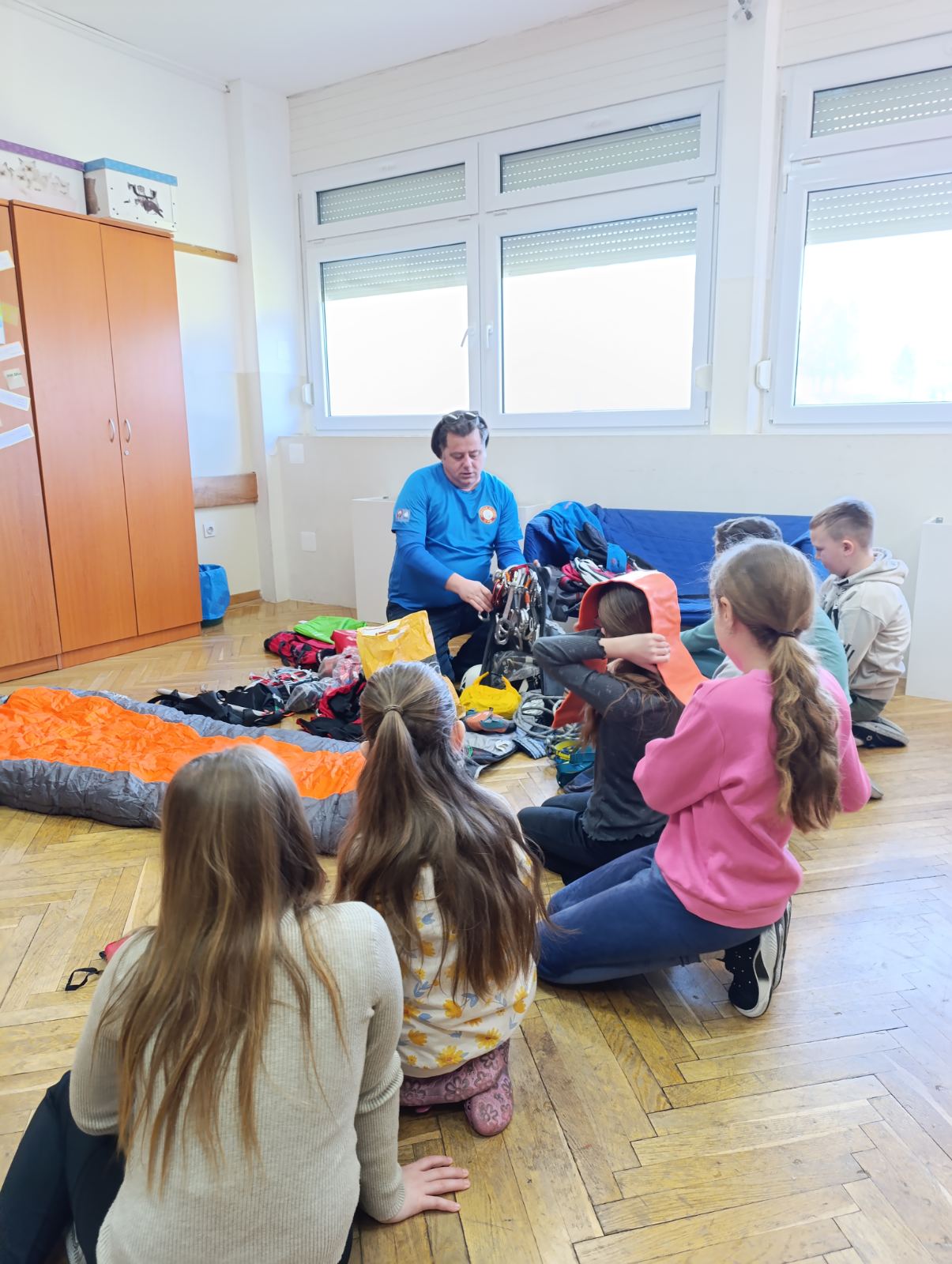 PŠ PEKLENICA Učenici upoznali planinarsku opremu i prve korake u prirodi (4) PŠ PEKLENICA Učenici upoznali planinarsku opremu i prve korake u prirodi (4)