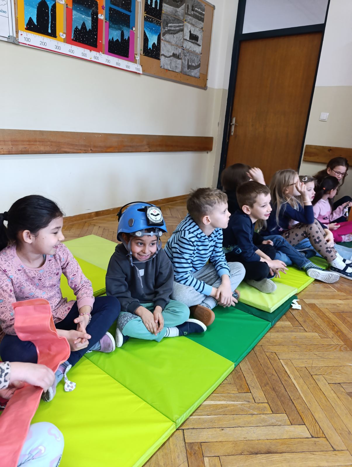 PŠ PEKLENICA Učenici upoznali planinarsku opremu i prve korake u prirodi (5) PŠ PEKLENICA Učenici upoznali planinarsku opremu i prve korake u prirodi (5)