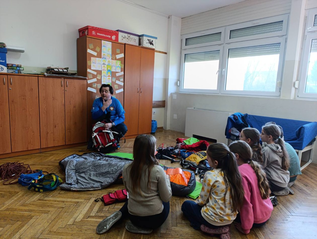 PŠ PEKLENICA Učenici upoznali planinarsku opremu i prve korake u prirodi (9) PŠ PEKLENICA Učenici upoznali planinarsku opremu i prve korake u prirodi (9)