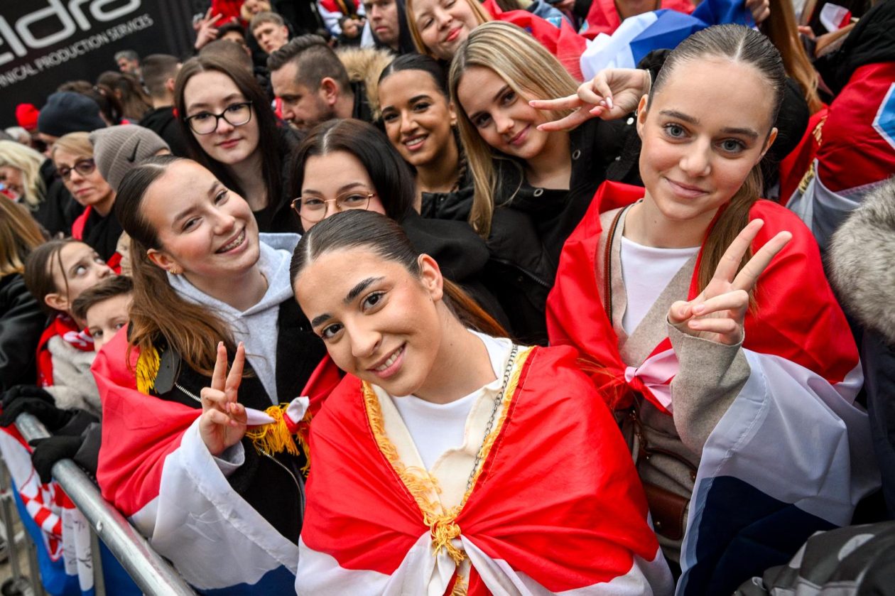 Zagreb: Počelo okupljanje građana za svečani doček rukometnih reprezentativaca nakon osvojene bronce na Europskom prvenstvu Zagreb: Počelo okupljanje građana za svečani doček rukometnih reprezentativaca nakon osvojene bronce na Europskom prvenstvu