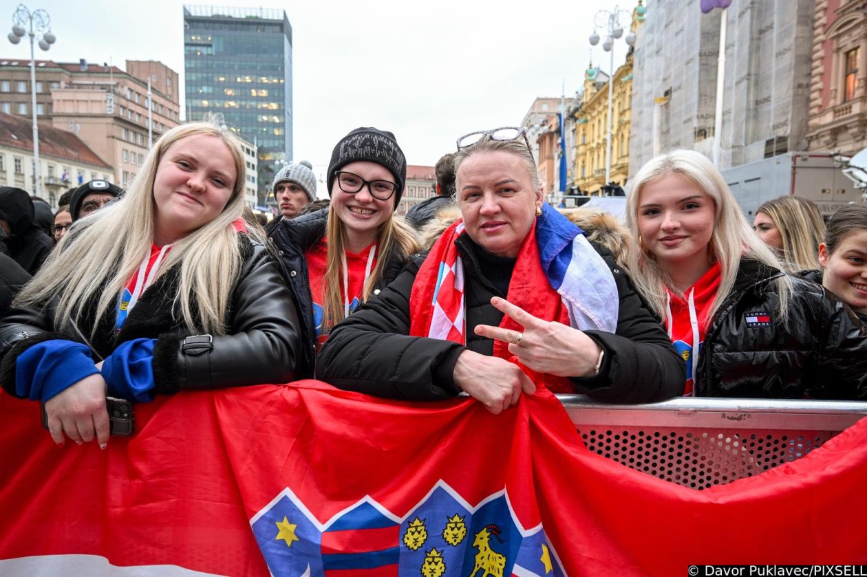 Zagreb: Počelo okupljanje građana za svečani doček rukometnih reprezentativaca nakon osvojene bronce na Europskom prvenstvu Zagreb: Počelo okupljanje građana za svečani doček rukometnih reprezentativaca nakon osvojene bronce na Europskom prvenstvu