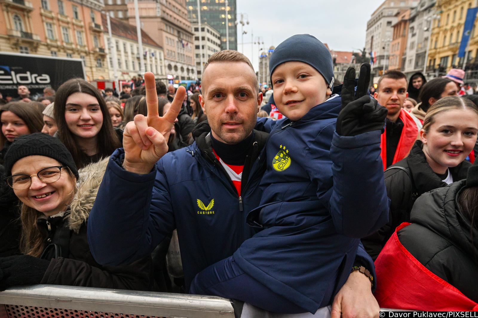 Zagreb: Počelo okupljanje građana za svečani doček rukometnih reprezentativaca nakon osvojene bronce na Europskom prvenstvu