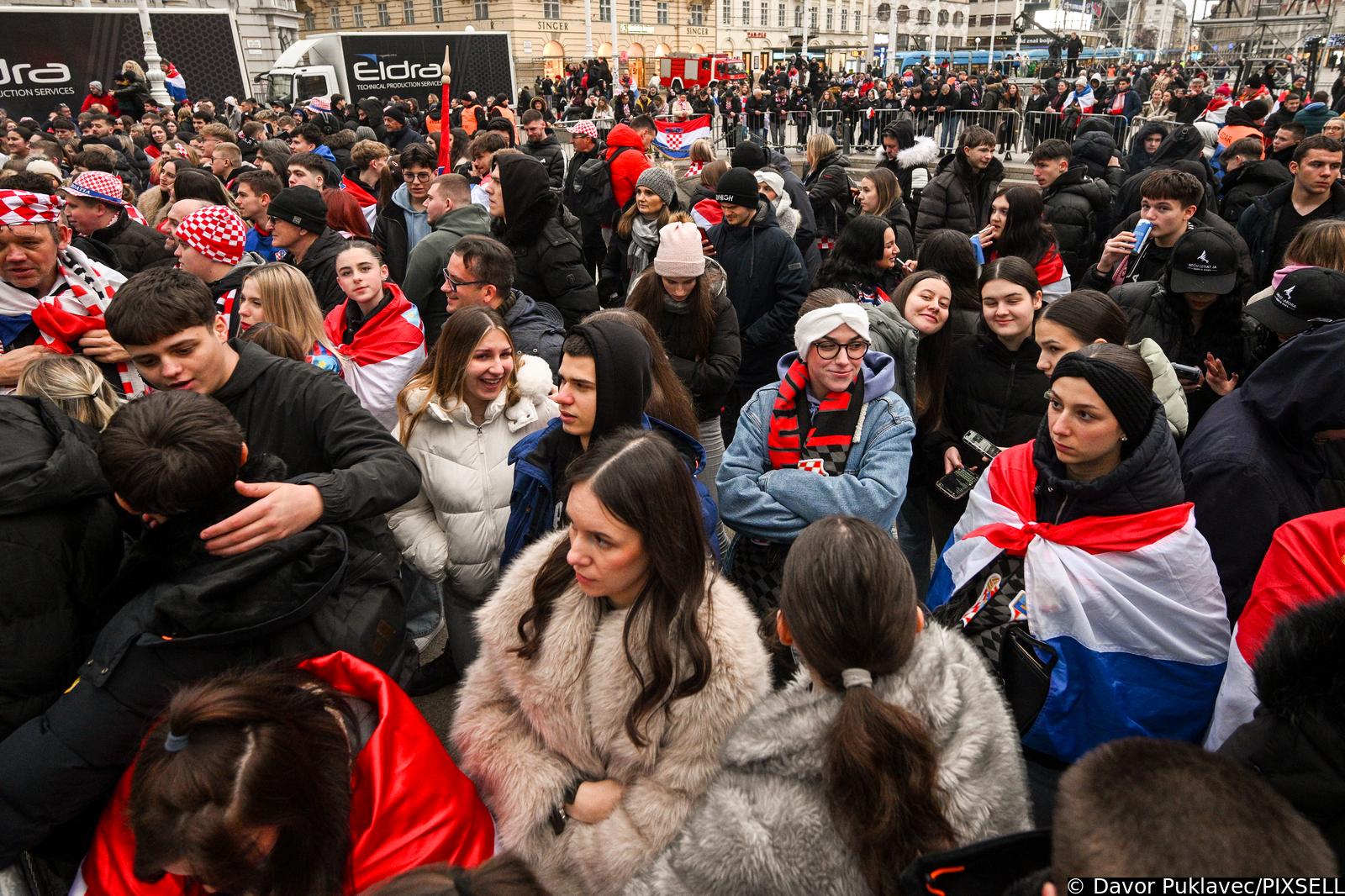 Zagreb: Počelo okupljanje građana za svečani doček rukometnih reprezentativaca nakon osvojene bronce na Europskom prvenstvu