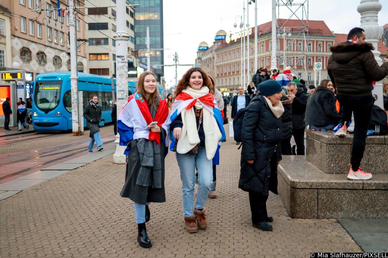 Zagreb: Počelo okupljanje građana za svečani doček rukometnih reprezentativaca nakon osvojene bronce na Europskom prvenstvu Zagreb: Počelo okupljanje građana za svečani doček rukometnih reprezentativaca nakon osvojene bronce na Europskom prvenstvu