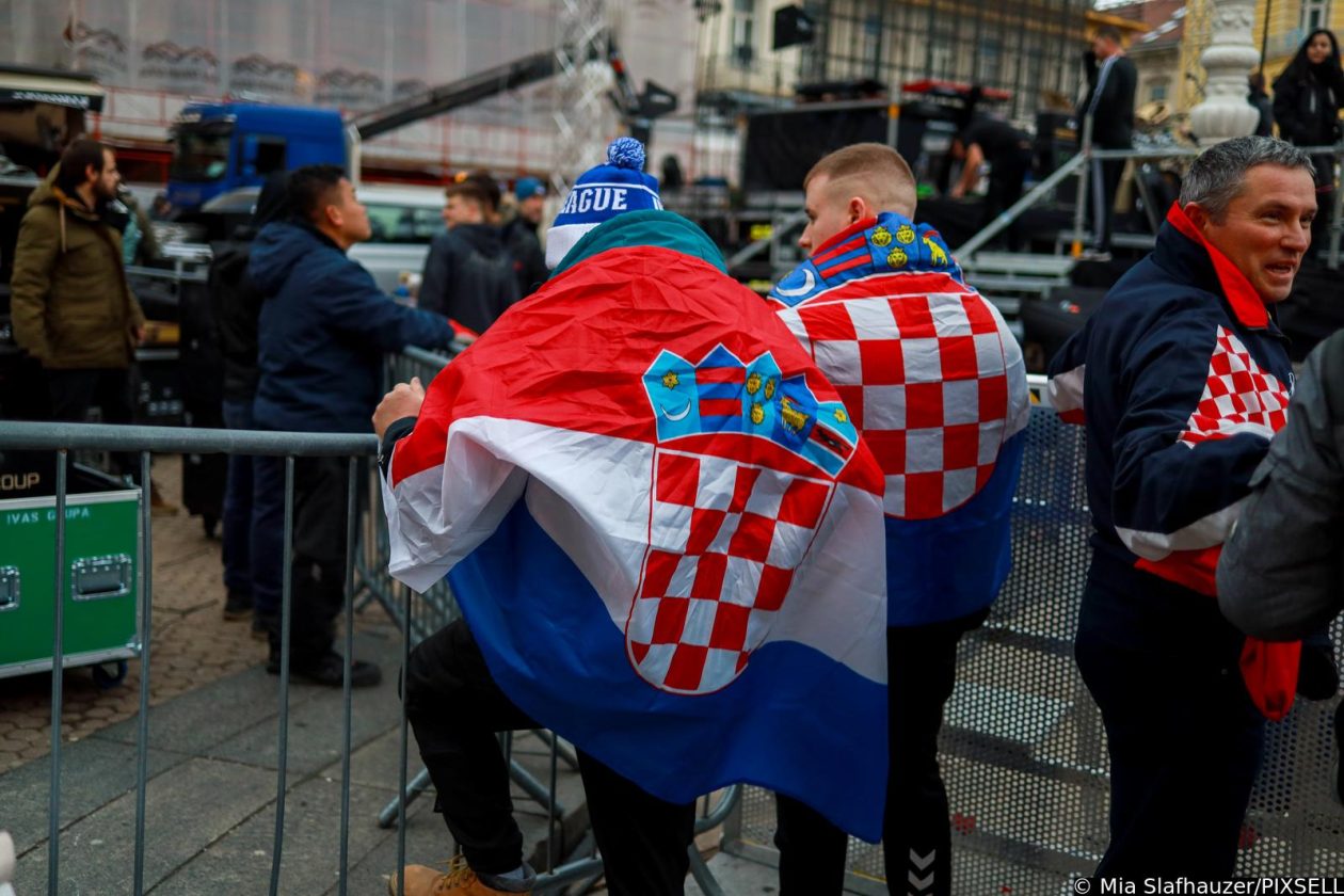Zagreb: Počelo okupljanje građana za svečani doček rukometnih reprezentativaca nakon osvojene bronce na Europskom prvenstvu Zagreb: Počelo okupljanje građana za svečani doček rukometnih reprezentativaca nakon osvojene bronce na Europskom prvenstvu