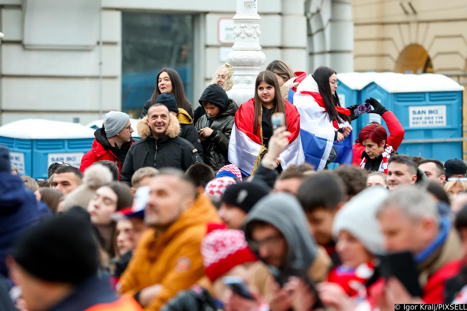Zagreb: Počelo okupljanje građana za svečani doček rukometnih reprezentativaca nakon osvojene bronce na Europskom prvenstvu