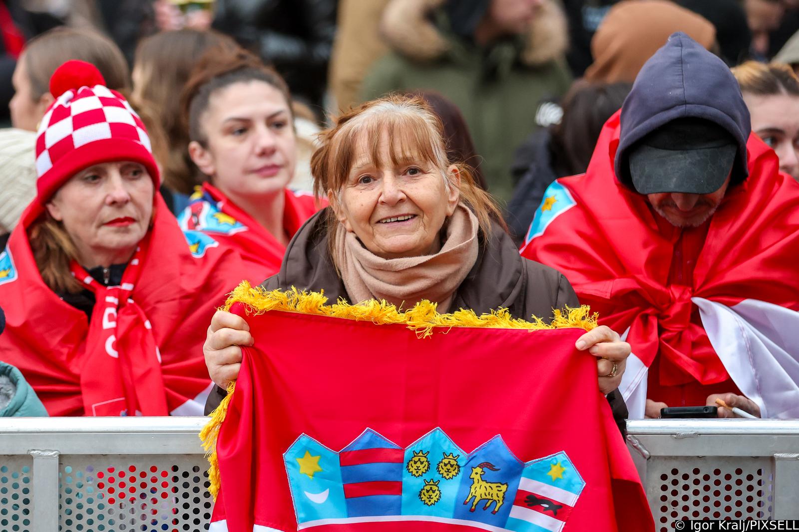 Zagreb: Počelo okupljanje građana za svečani doček rukometnih reprezentativaca nakon osvojene bronce na Europskom prvenstvu