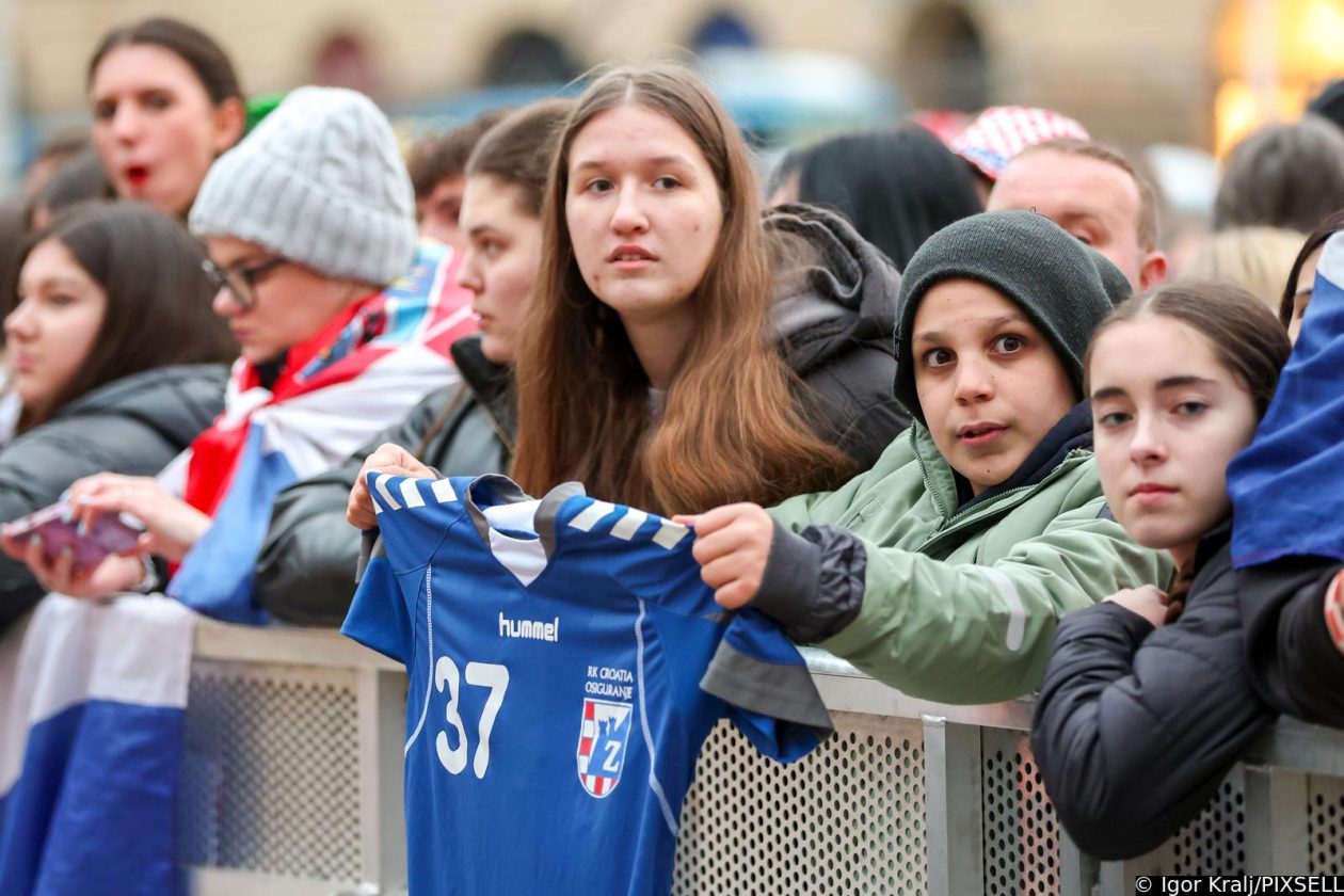 Zagreb: Počelo okupljanje građana za svečani doček rukometnih reprezentativaca nakon osvojene bronce na Europskom prvenstvu Zagreb: Počelo okupljanje građana za svečani doček rukometnih reprezentativaca nakon osvojene bronce na Europskom prvenstvu